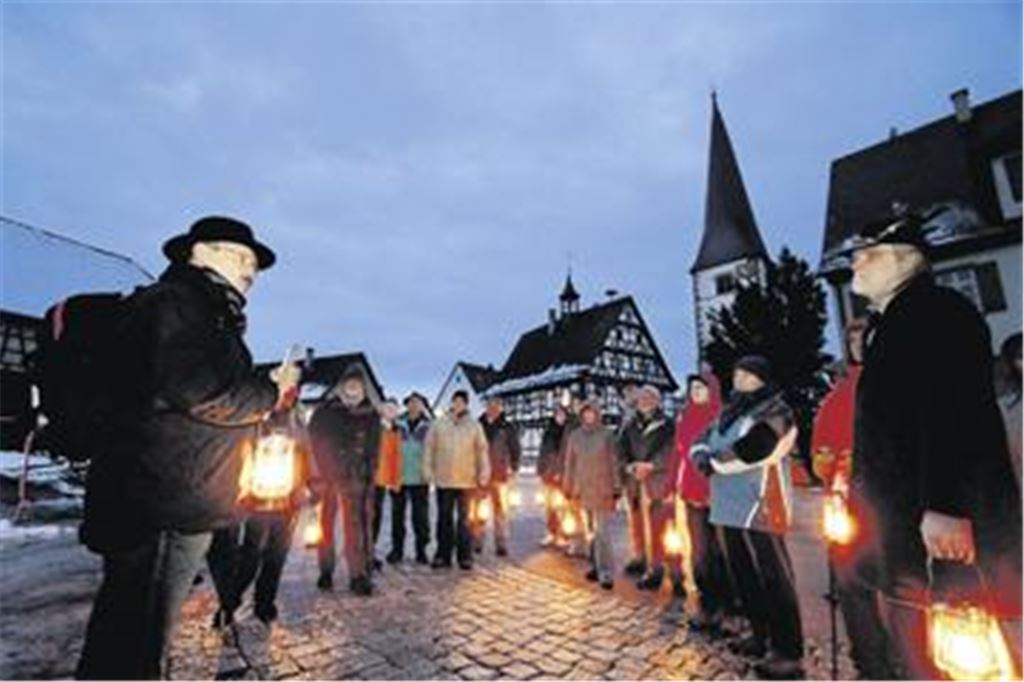 Gruseln erwünscht: Naturpark- und Historienführer Roland Straub (li.) gibt einen Einblick in die Geschichte Mühlhausens und spart dabei dunkle Kapitel nicht aus. Foto: Tilo Keller