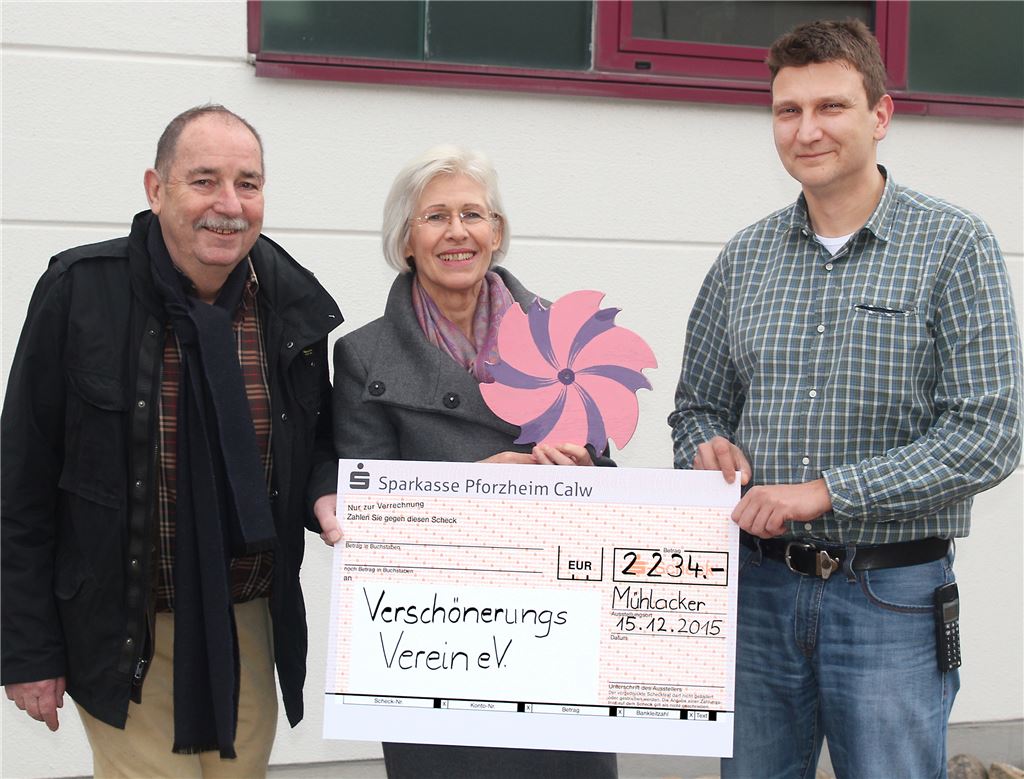 Gudrun Aichele und Dietmar Schäfer (re.) überreichen Albrecht Münzmay vom Verschönerungsverein einen Scheck.   Foto: Kollros