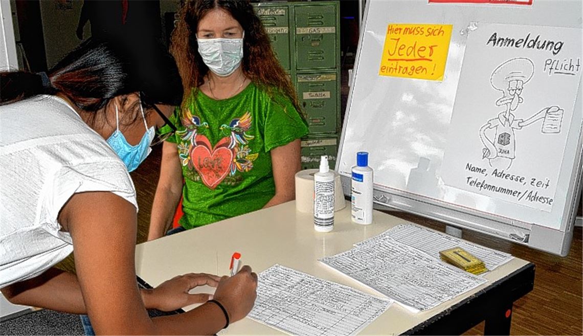 Gudrun Gallus empfängt die Besucher am Eingang, wo diese sich in eine Liste eintragen müssen. Fotos: Stahlfeld