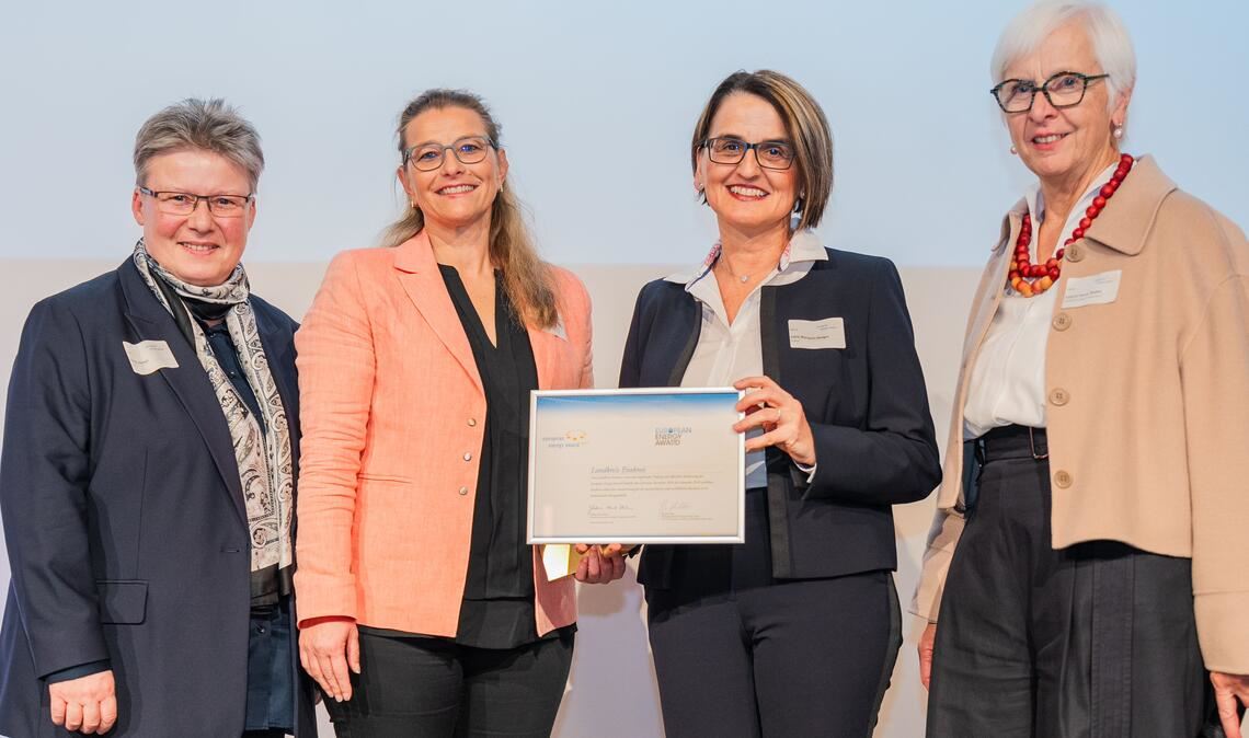 Gudrun Heute-Bluhm, ehemalige Oberbürgermeisterin von Lörrach und nun Präsidentin des Internationalen eea-Forums in Brüssel (re.), und Thekla Heinel (Bereichsleiterin der Beratungs- und Service-Gesellschaft Umwelt mbh B.&S.U. Berlin, die den eea in Deutschland begleitet; li. im Bild) gratulieren Miriam Mayer (2.v.li.) und Edith Marqués Berger zum European Energy Award in Gold. Foto: eea-office, Laura Gorcovska Fotografie