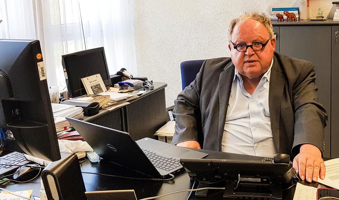 Günter Bächle im Büro des derzeit erkrankten Mühlacker Oberbürgermeisters Frank Schneider. Foto: Weimper