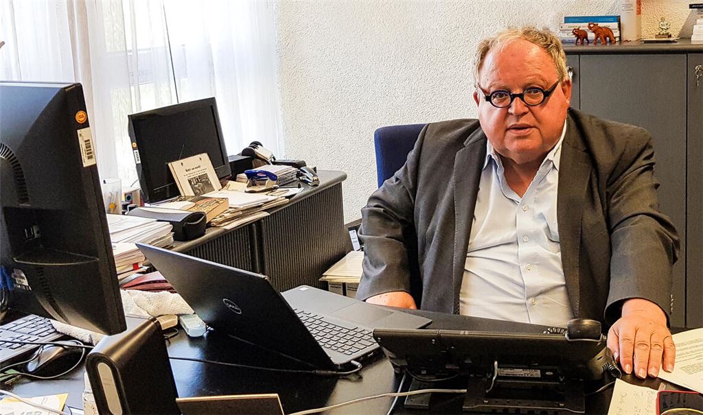 Günter Bächle im Büro des derzeit erkrankten Mühlacker Oberbürgermeisters Frank Schneider. Foto: Weimper
