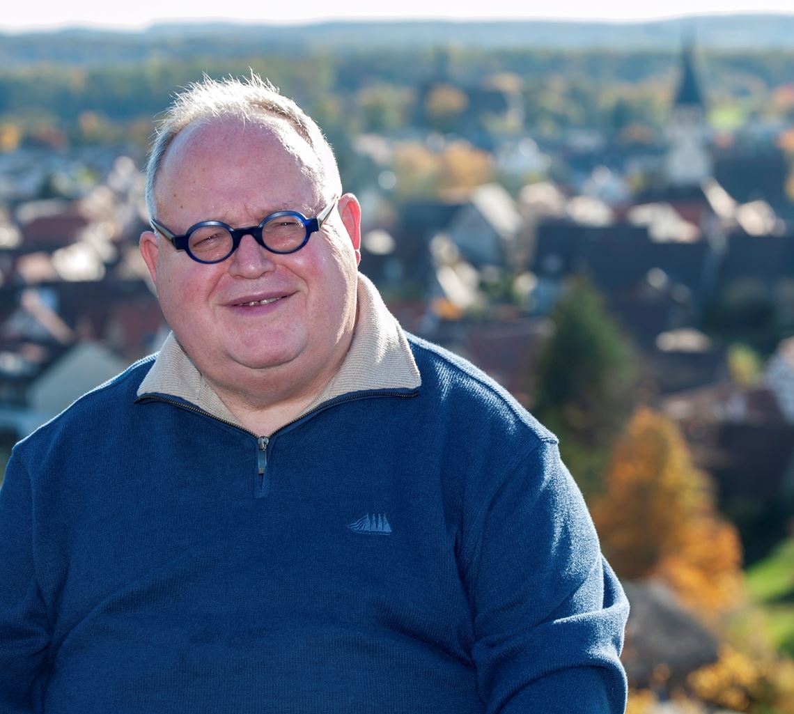 Günter Bächle vor dem malerischen Hintergrund „seines“ Stadtteils Lienzingen. Foto: Fotomoment