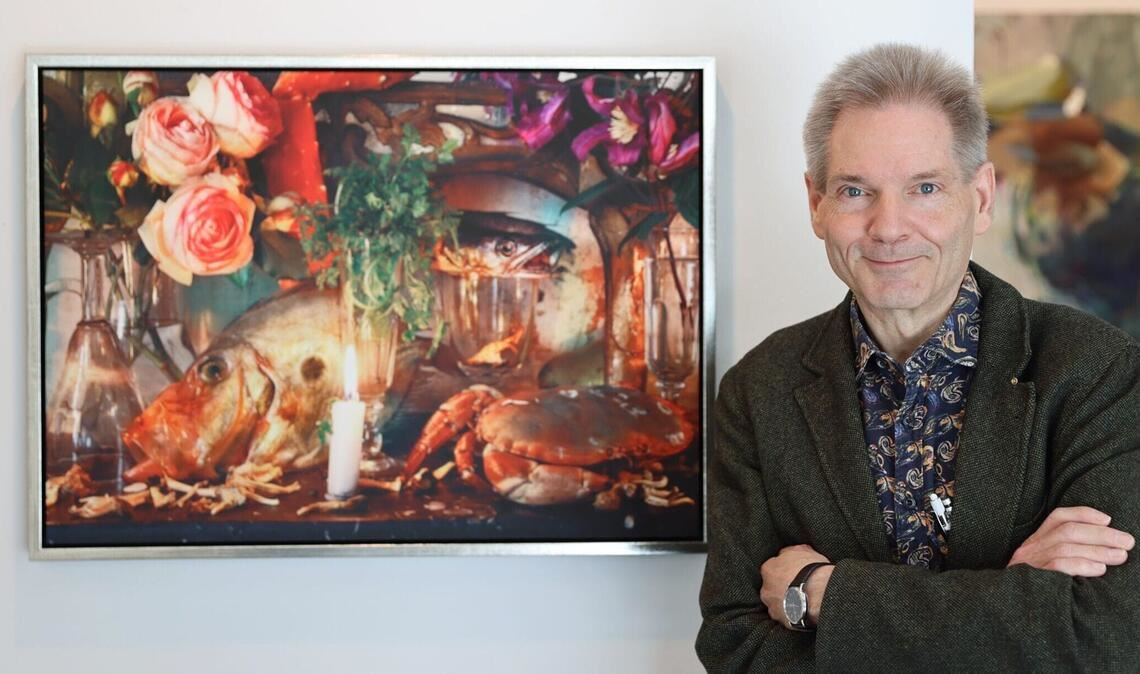 Günter Baumann mit einem Werk von Vera Mercer