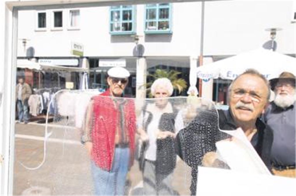 Günter Kaufmann demonstriert vor Besuchern des Mühlacker Krämermarkts, wie er mithilfe seines Fensterreinigers für den richtigen Durchblick sorgt. Foto: Gollnow