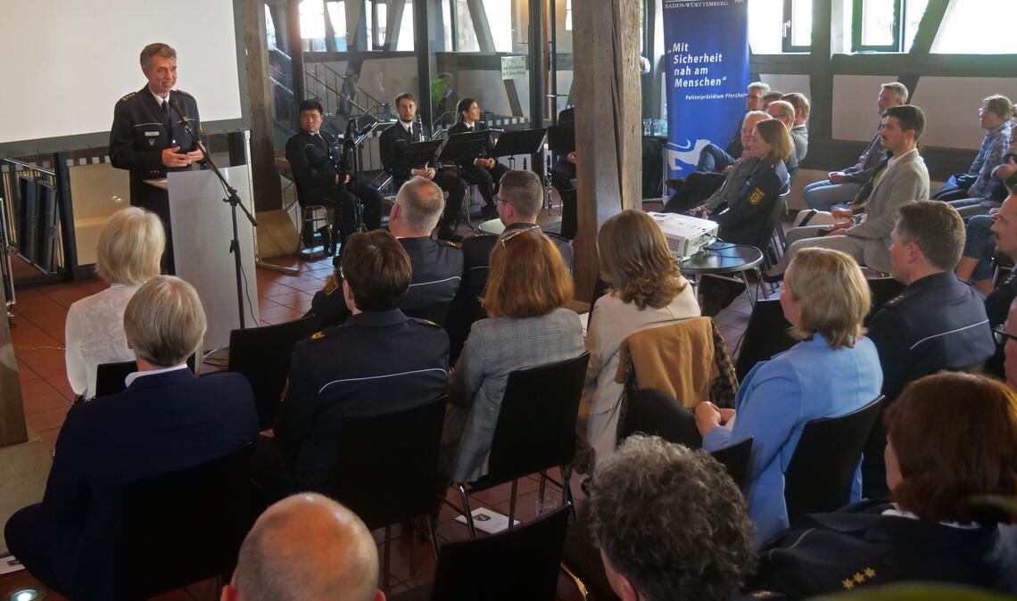 Günther Haas (am Pult stehend) bei seiner Verabschiedung in der Historischen Kelter in Ötisheim. Foto: Friedrich