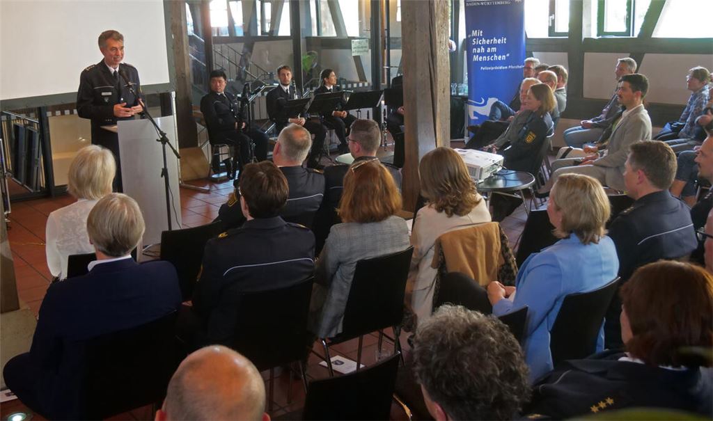 Günther Haas (am Pult stehend) bei seiner Verabschiedung in der Historischen Kelter in Ötisheim. Foto: Friedrich