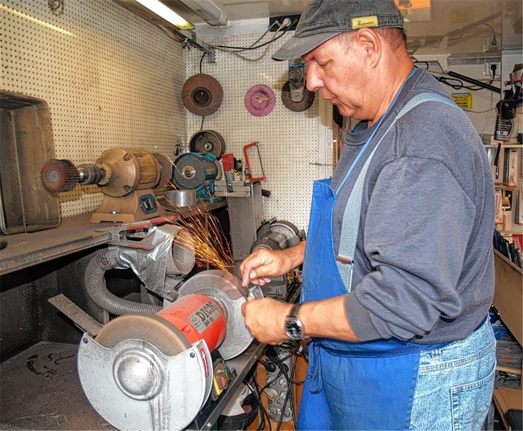 Günther Knörzer sorgt als Messer- und Scherenschleifer für die Schärfe.