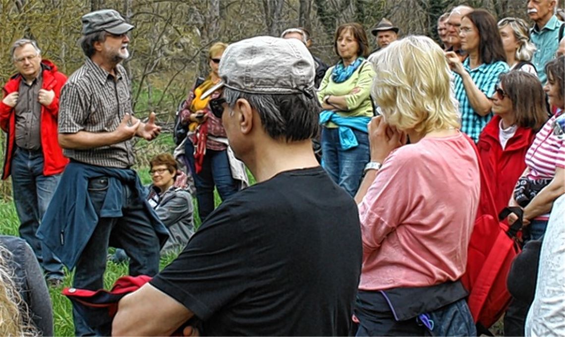 Günther Weinert (li.) erzählt Sagen rund um den Wanderweg.