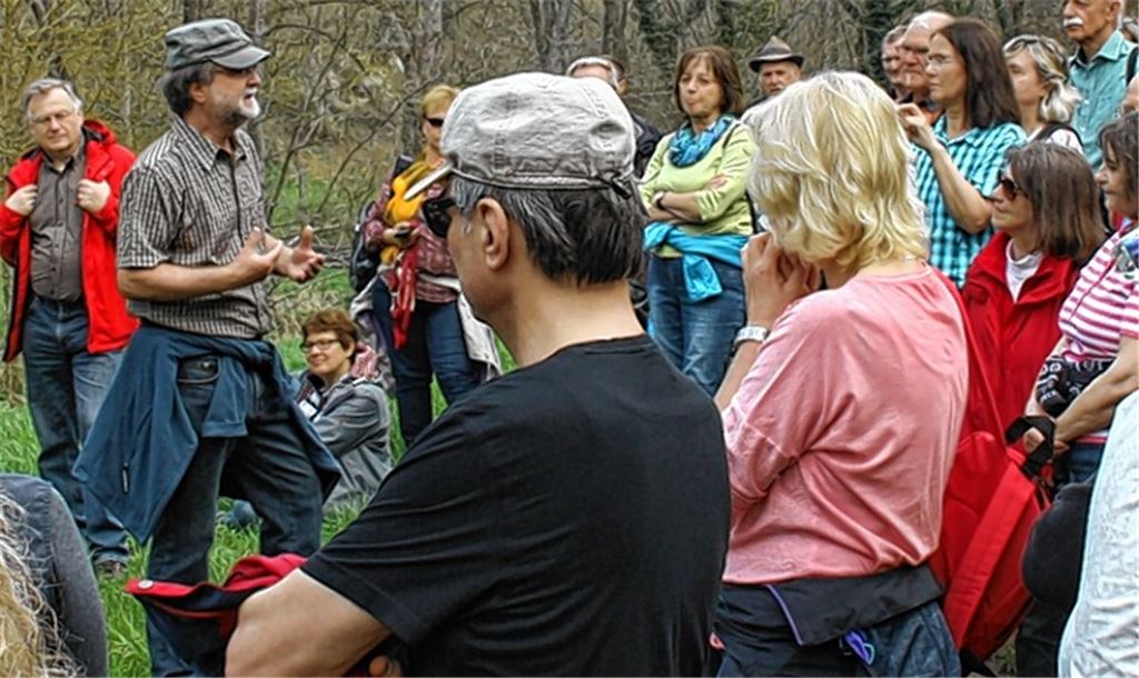 Günther Weinert (li.) erzählt Sagen rund um den Wanderweg.