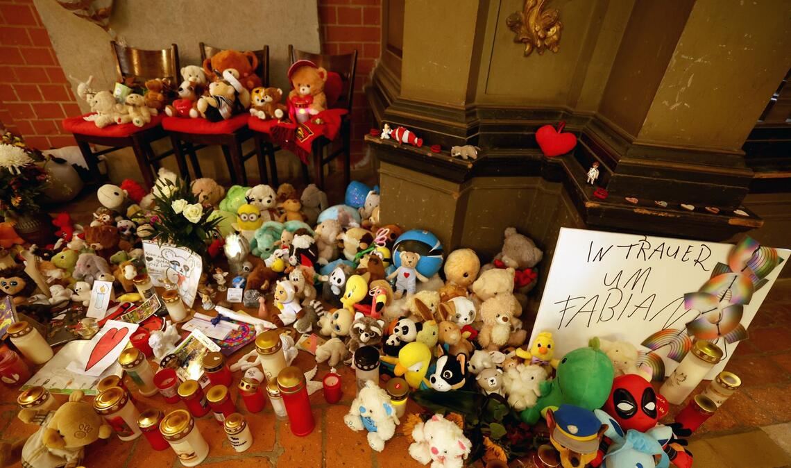 Güstrow: In der Marienkirche stehen Grablichter und Plüschtiere im Gedenken an den getöteten achtjährigen Fabian.