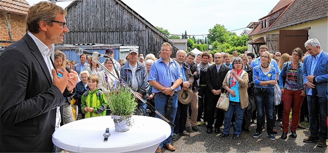 Guido Buchwald (li.), Botschafter der Familienherberge Lebensweg, ist einer der vielen prominenten Gäste beim Spatenstich. Fotos: Recken