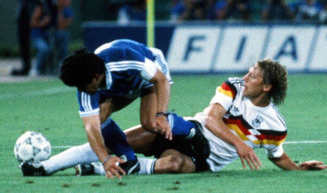 Guido Buchwald stellt im WM-Finale 1990 Maradona in den Schatten.