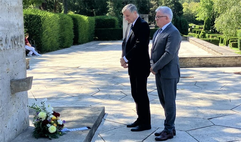 Guido Wolf (re.) und Dr. Hans-Ulrich Rülke bei der Kranzniederlegung. Foto: privat