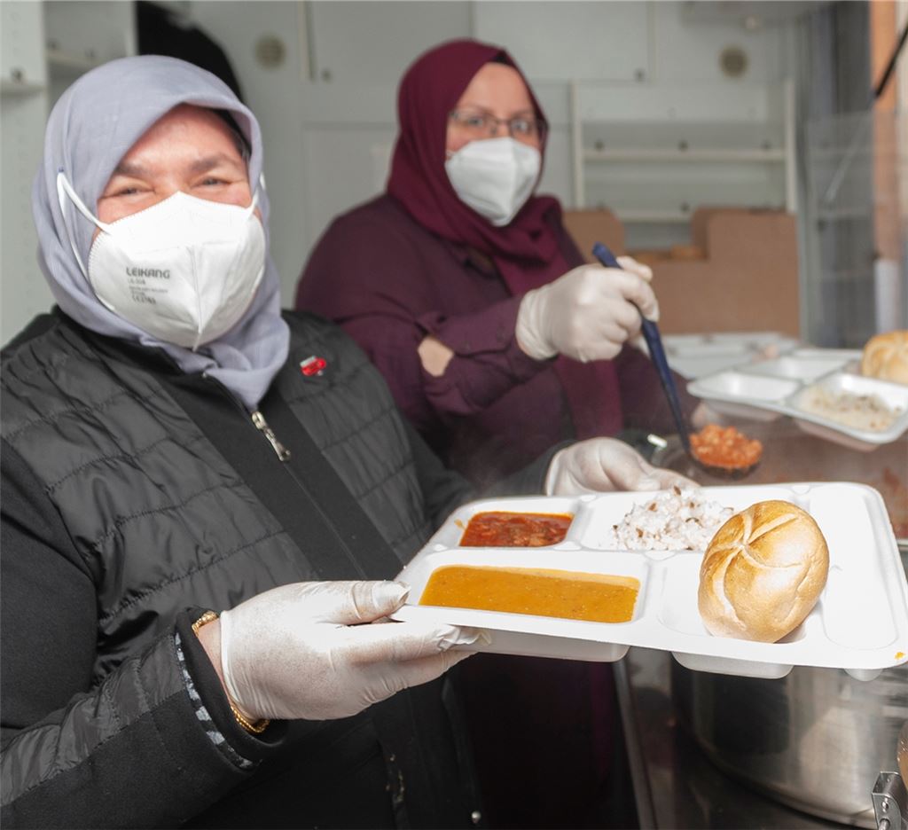 Gulasch und Linsensuppe haben Aynur Murat (li.) und Sibel Atmaca für die Hilfsaktion in Dürrmenz zubereitet. Foto: Fotomoment