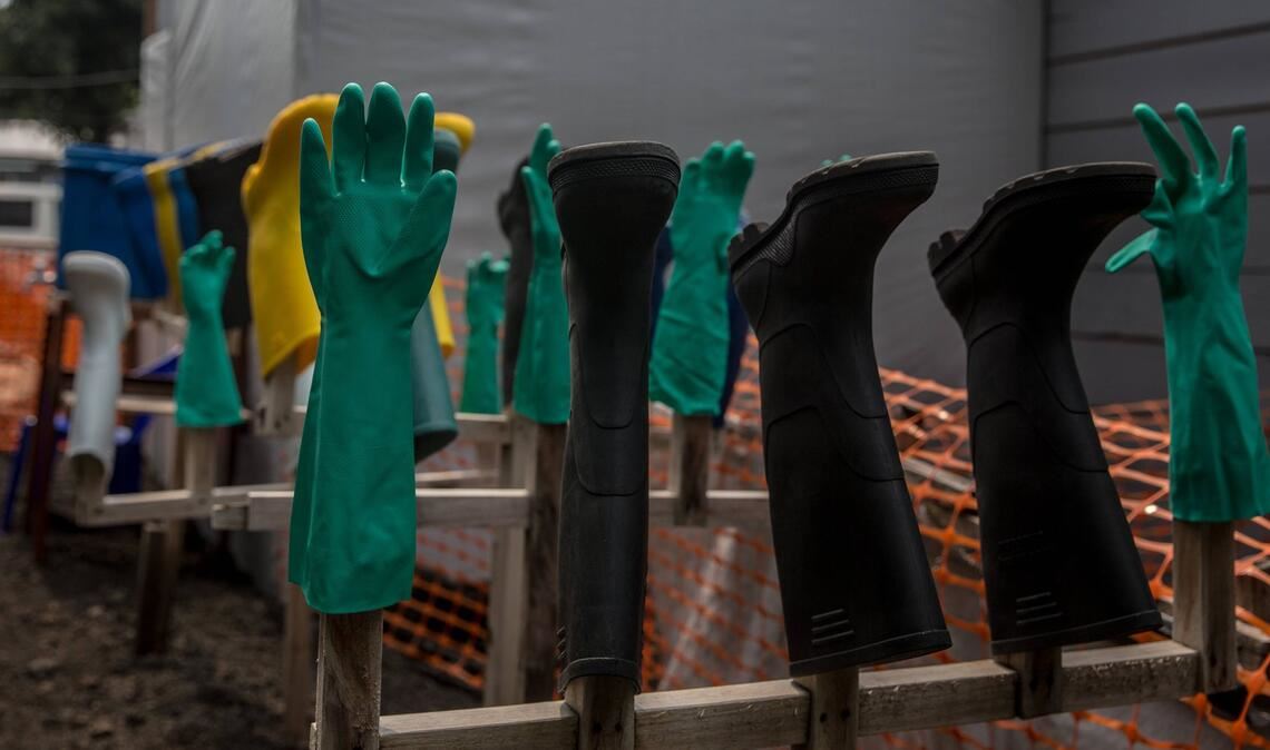 Gummistiefel und Handschuhe zum Infektionsschutz vor Ebola hängen zum Trocknen in einem Hopital in Goma in der Demokratischen Republik Kongo.