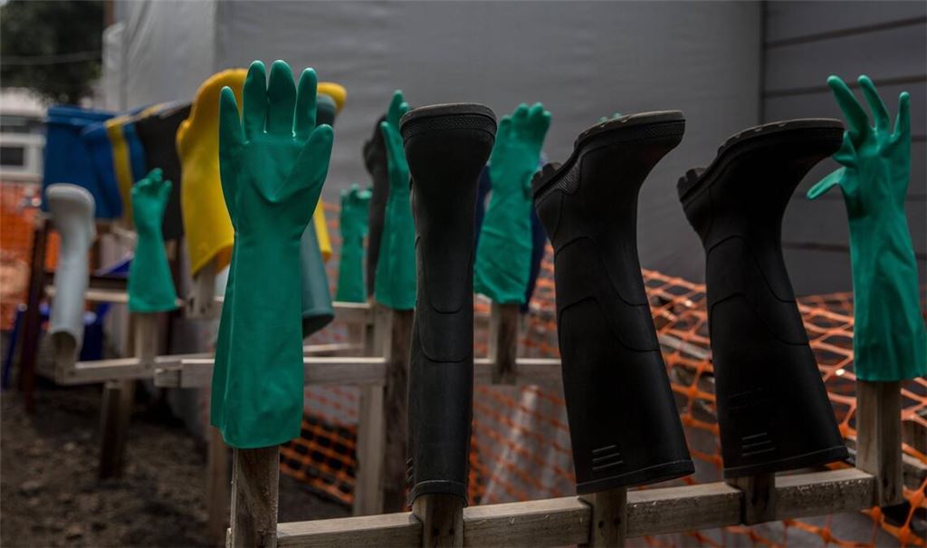 Gummistiefel und Handschuhe zum Infektionsschutz vor Ebola hängen zum Trocknen in einem Hopital in Goma in der Demokratischen Republik Kongo.