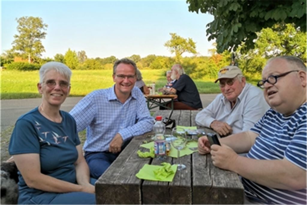 Gunther Krichbaum (2.v.li.) mit Teilnehmern, darunter der örtliche Stadtrat Günter Bächle (re.). Foto: privat