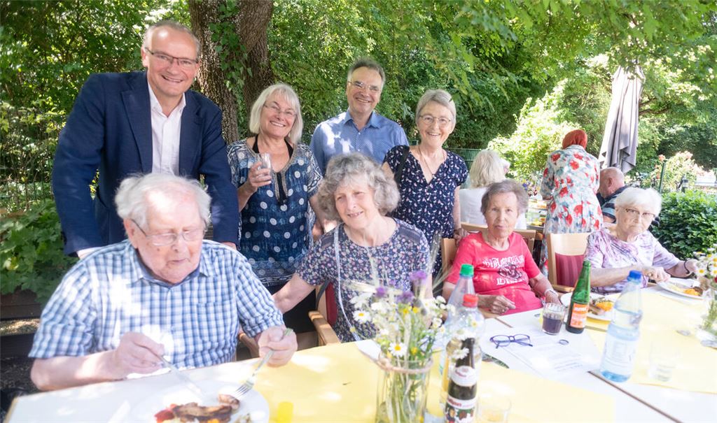 Gunther Krichbaum, Dr. Angelika Denzler, Markus Schellinger und Stefanie Seemann (hinten v.li.) feiern mit beim Sommerfest des Seniorenzentrums. Foto: Fotomoment