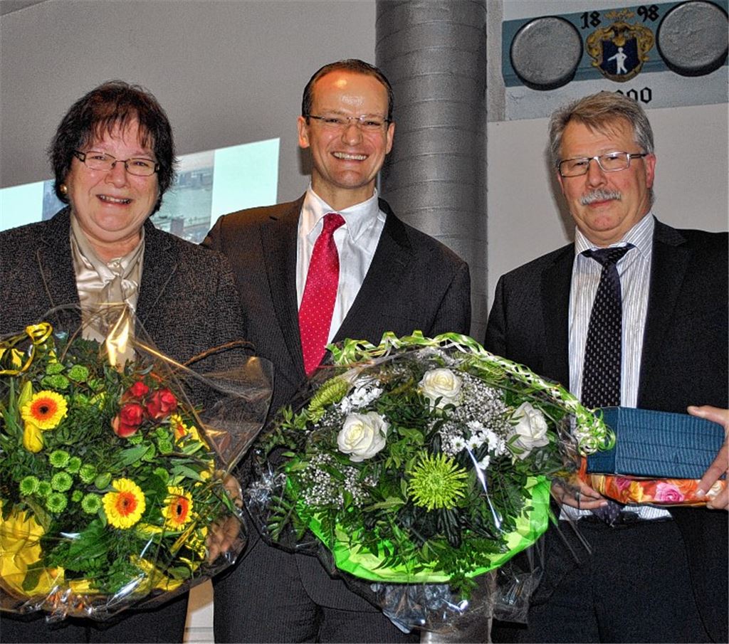 Gunther Krichbaum (Mitte) dankt Annemarie Schreiber und Wolfgang Schreiber für ihren Einsatz in der Partei.