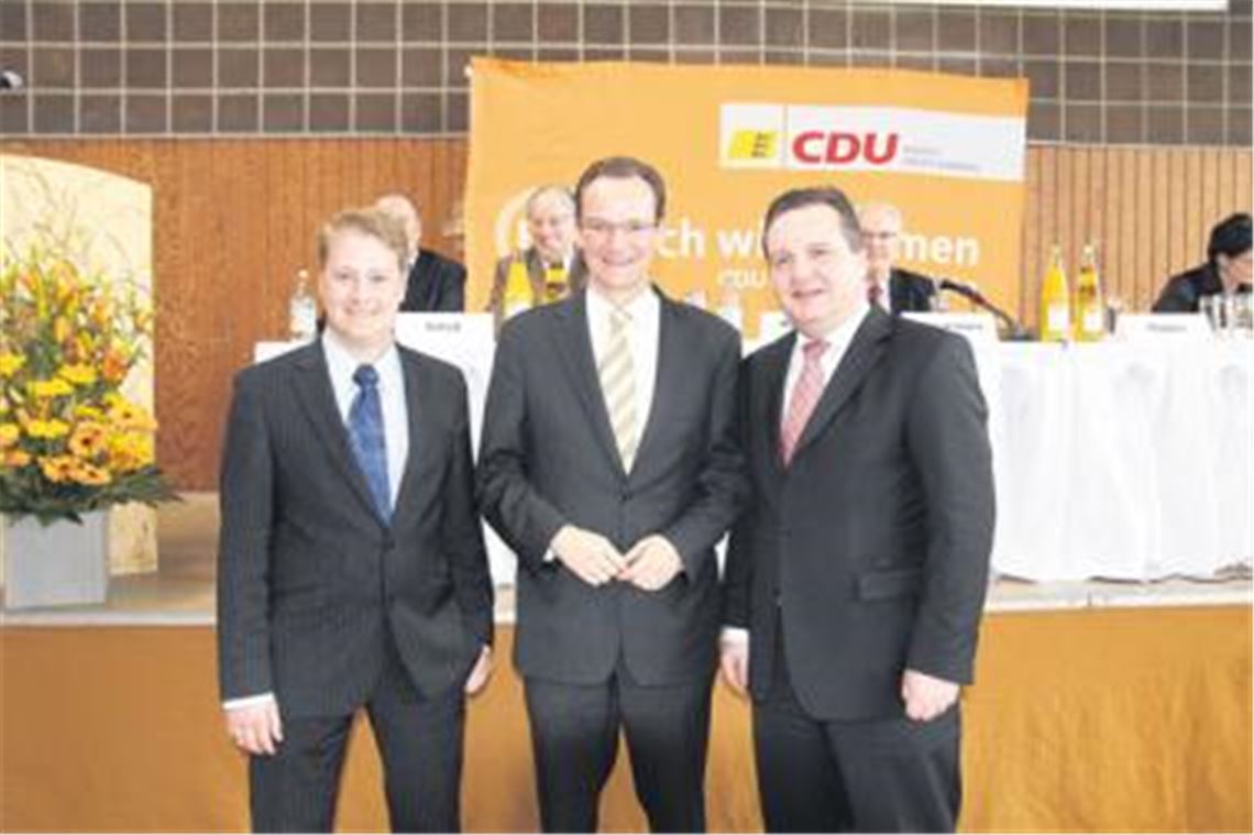 Gunther Krichbaum (Mitte) übernimmt den CDU-Kreisvorsitz von Stefan Mappus (re.). Sein neuer Stellvertreter ist Ferry Kohlmann (li.). Foto: Wacker
