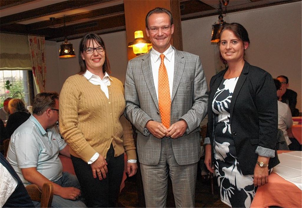 Gunther Krichbaum, hier mit CDU-Stadtverbandsvorsitzender Kathrin Bossert-Fröhle (li.) und Stellvertreterin Nadine Petri, nimmt Stellung zur griechischen Schuldenkrise. Foto: Appich