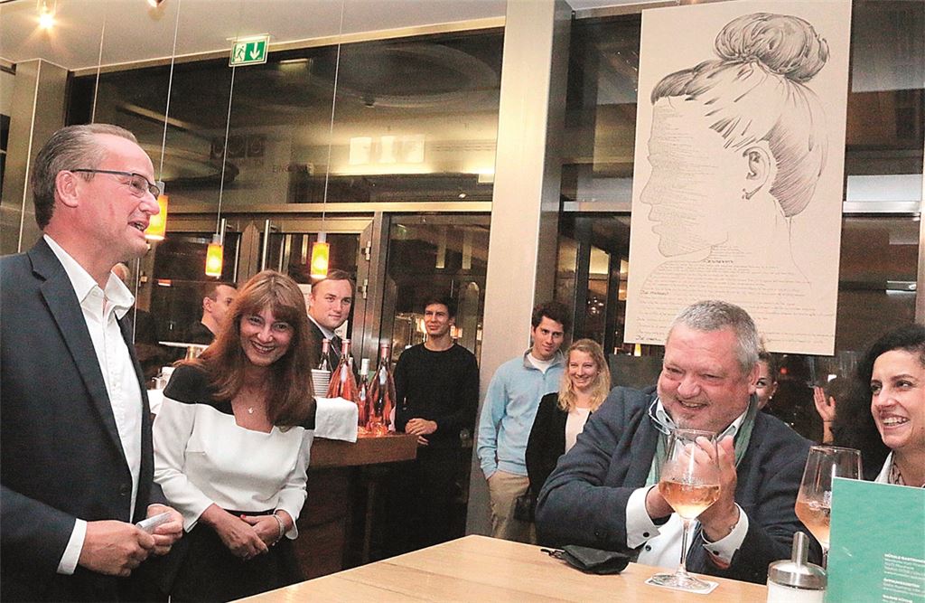 Gunther Krichbaum mit Ehefrau Oana und Anhängern in der Müssle-Weinbar. Foto: Wacker