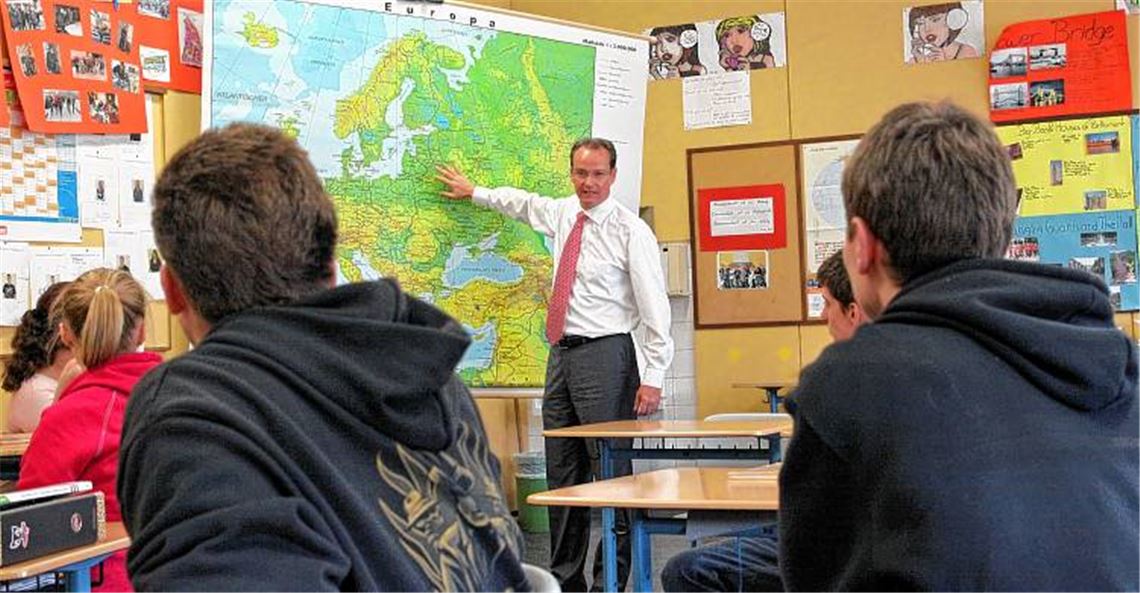 Gunther Krichbaum setzt voll auf die Europakarte, wenn es um Frieden, Freiheit und Wohlstand geht. Den Schillerschülern attestiert er: „Ihr seid das gelebte Europa.“ 