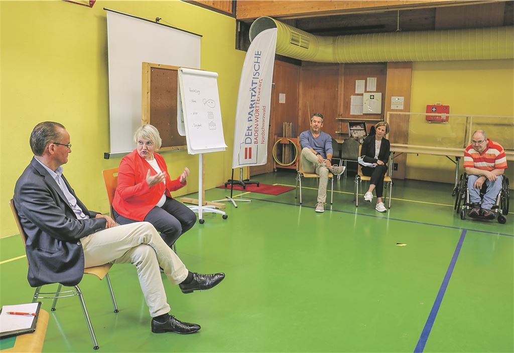 Gunther Krichbaum und Katja Mast beraten sich zu einer Frage von Bewohnern.Foto: Wewoda