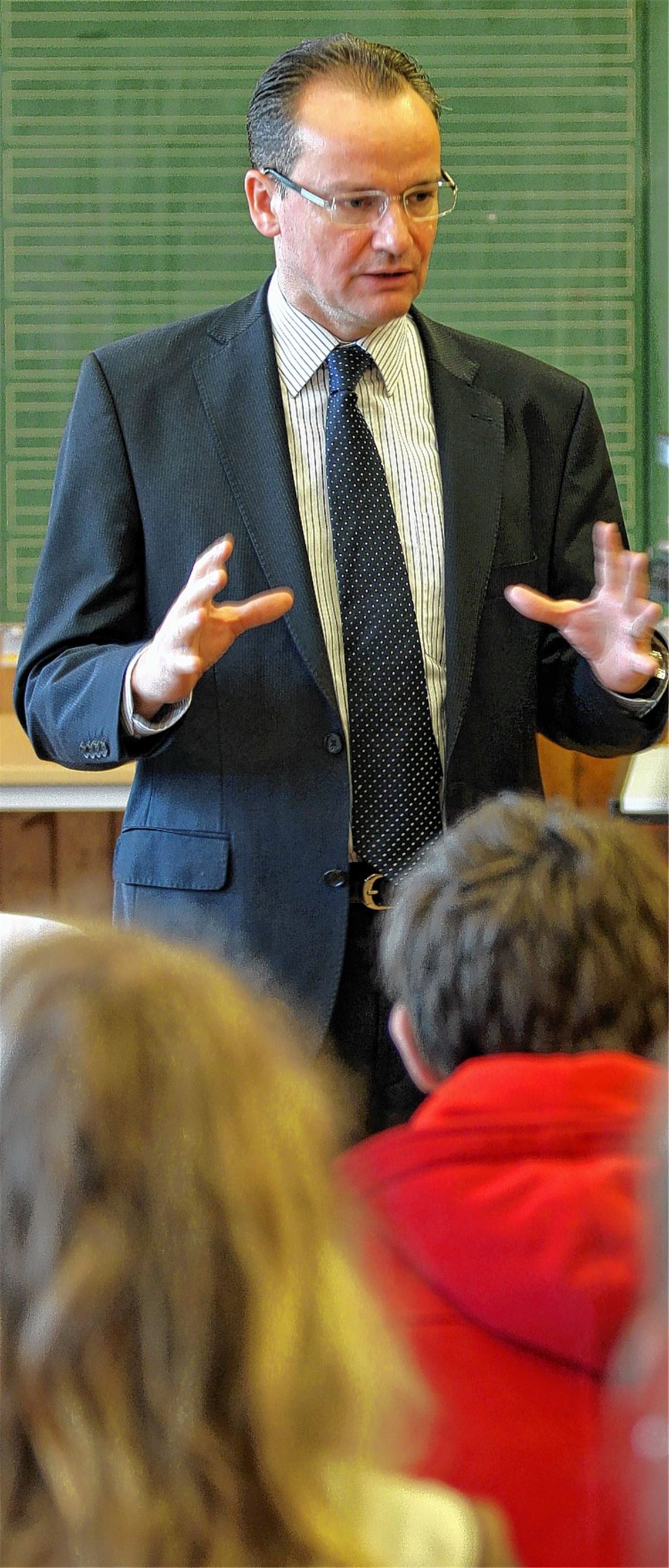 Gunther Krichbaum weicht in der Aula der Schule am Silahopp keiner Frage aus und bemüht sich um prägnante Antworten. Foto: Goertz