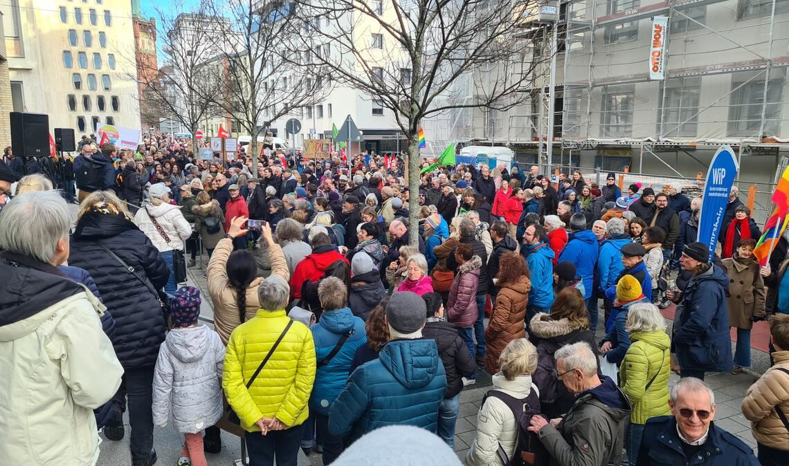 Gut 1000 Menschen nehmen am Demonstrationszug teil. Hier ein Zwischenstopp am Hilda-Gymnasium. Fotos: Metzbaur