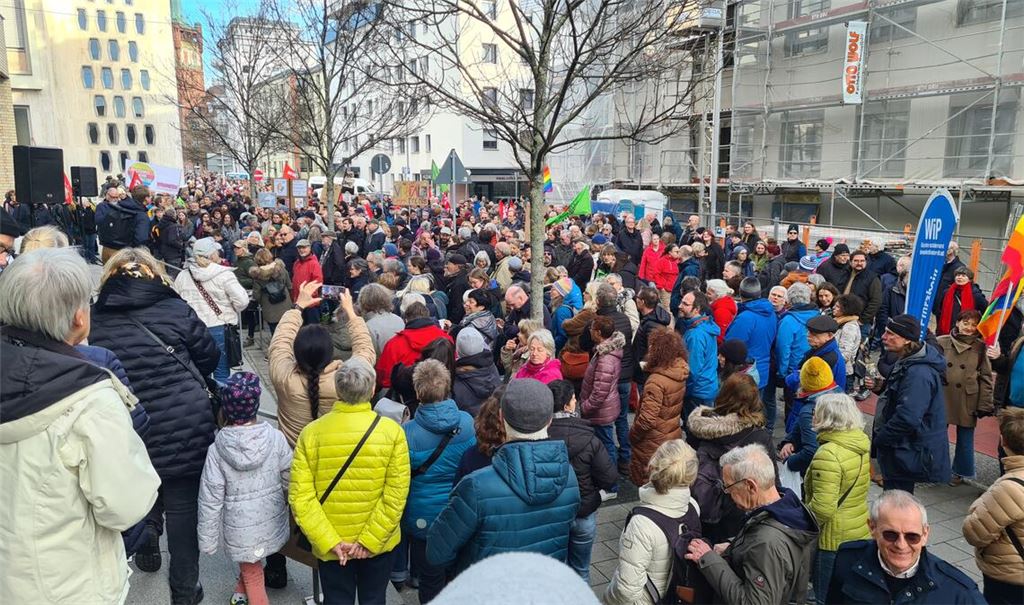 Gut 1000 Menschen nehmen am Demonstrationszug teil. Hier ein Zwischenstopp am Hilda-Gymnasium. Fotos: Metzbaur