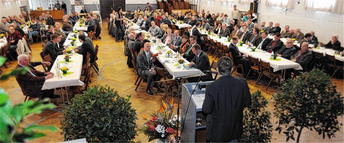 Gut 150 Besucher, darunter Vertreter von Behörden, Kommunalpolitiker und Abgeordnete, lassen sich beim Kreisbauerntag über die Sorgen der Landwirte informieren. Fotos: Fotomoment