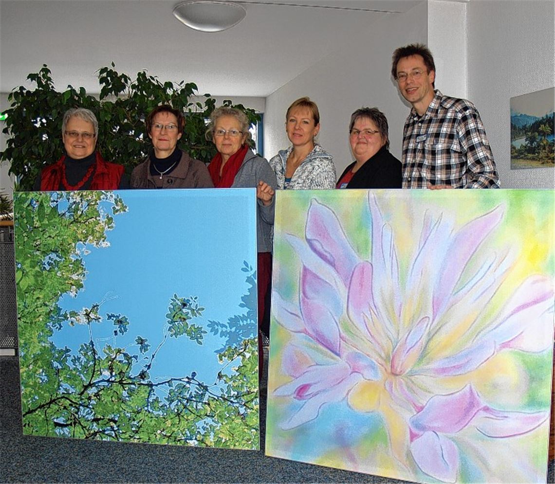 Gut angelegtes Geld: Die Vorsitzende des Altenpflegefördervereins, Elisabeth Bräuniger, Stellvertreterin Dorothea Kärcher, Erika Wall vom Betreuungsteam des Hauses Tabor, Wohnbereichsleiterin Iris Wiedemann, Hauswirtschaftsleiterin Ellen Dierolf und der Leiter des Hauses, Martin Gnoyke (v. li.), zeigen zwei der großflächigen Bilder für die Räume von bettlägerigen Bewohnern.