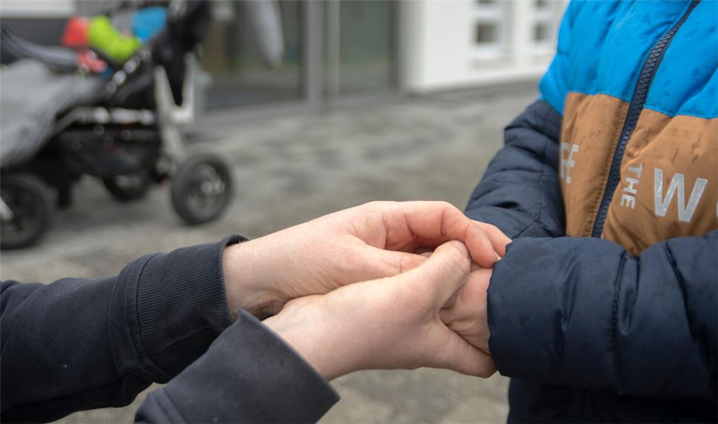 Gut aufgehoben und behütet in der Kita – doch manche Kinder brauchen, wenn es Auffälligkeiten gibt, eine besondere Betreuung und Zuwendung. In dieser Hinsicht gilt der Einsatz von Kindersozialarbeiterinnen in Mühlacker als sehr erfolgreich. Symbolfoto: Fotomoment