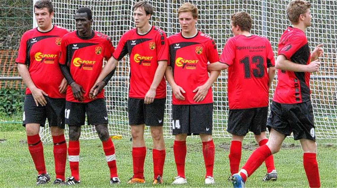 Gut aufgestellt: Die Sportfreunde formieren ihren neuen Kader. Trotz Angeboten höherklassiger Vereine hält der portugiesische Topstürmer Cissé (2. v. li.) dem Club die Treue. Foto: Eigner