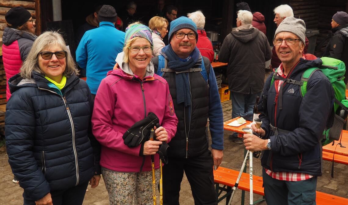 Gut ausgerüstet freut sich ein Wanderteam aus Wiernsheim – Christiane Bachmann (v.li.), Brigitte Müller, Robert Bachmann und Peter Müller – auf die nächste Etappe. Foto: Müller