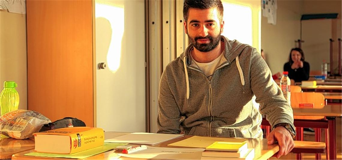 Gut ausgerüstet für die Deutsch-Prüfung: Achilleas Dimas gehört zum ersten Jahrgang, der am Mühlacker Wirtschaftsgymnasium sein Abitur anstrebt.