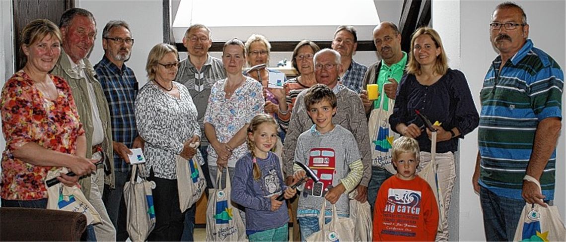 Gut ausgestattet: Die Sternenfelser Wegepaten können sich an die Arbeit machen.