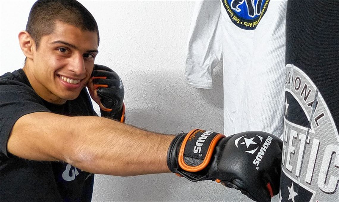 Gut behütete Fingerknochen sind wichtig, deshalb ziehen die MMA-Kämpfer immer Handschuhe an.