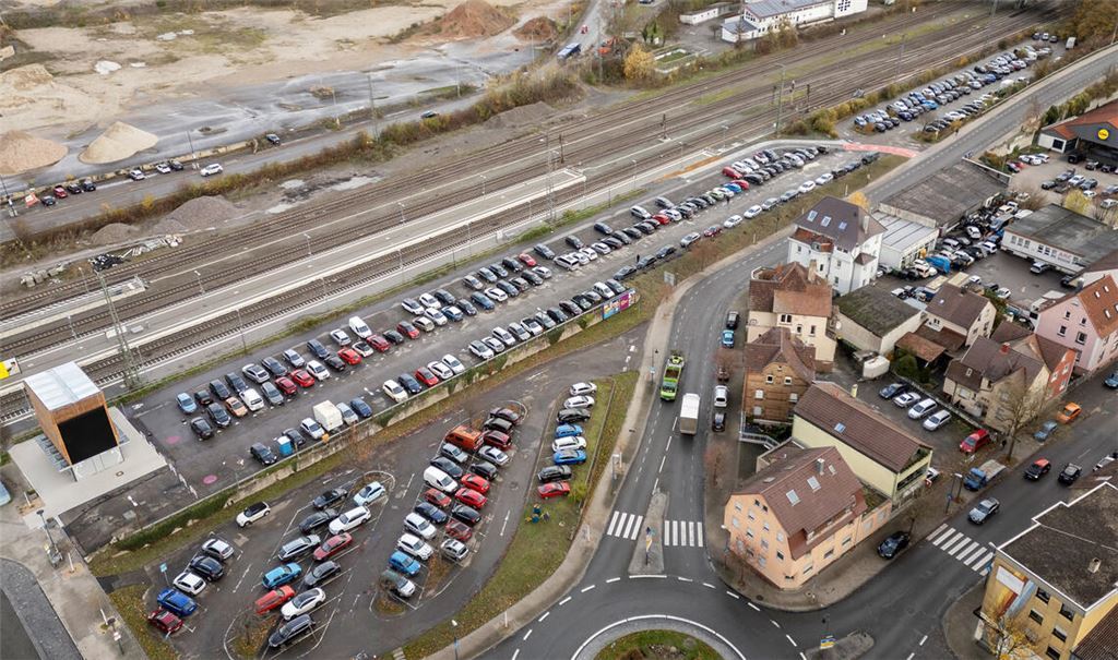 Gut belegt: Die kostenlosen Parkplätze auf dem Gelände Lienzinger Tor und am alten Busbahnhof werden vor allem von vielen Berufspendlern genutzt. Allerdings sind durch den Bau eines Radwegs entlang der Gleise zum neuen Fahrradparkhaus (linker Bildrand) rund 50 Stellplätze weggefallen, was laut der CDU-Gemeinderatsfraktion für Ärger sorgt. Foto: Fotomoment