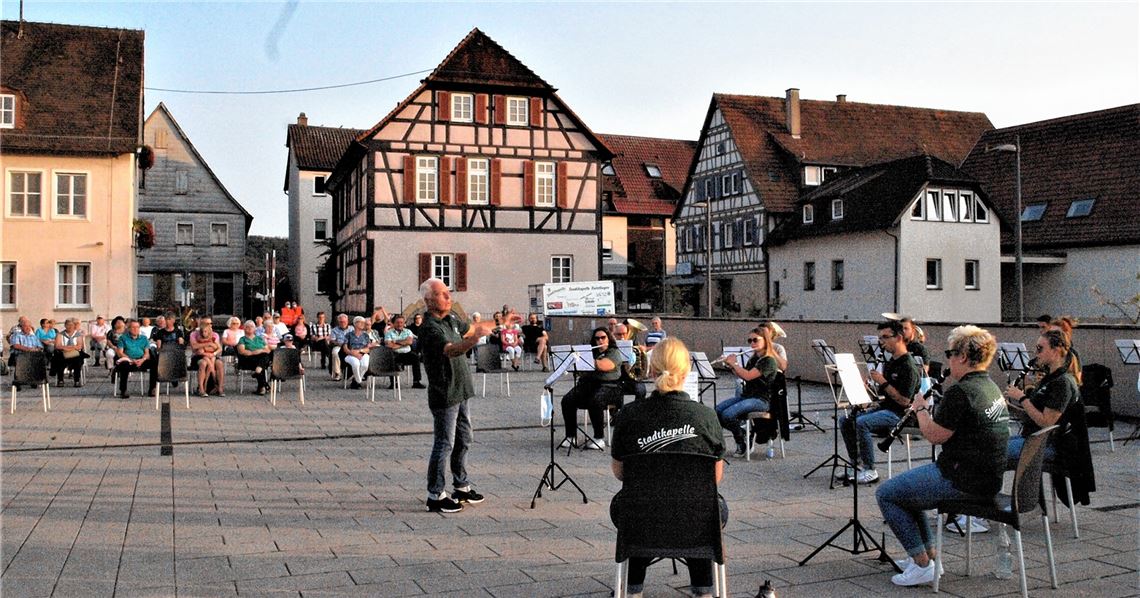Gut besetzt ist der Eingangsbereich des Parkdecks, und das Orchester unter seinem Dirigenten Rudi Jock spielt flott auf. Foto: Filitz
