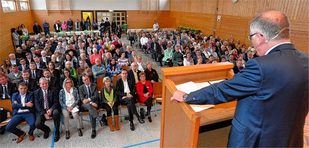 Gut besucht: Beim Neujahrsempfang gibt Bürgermeister Norbert Holme einen Abriss über die kommunalpolitischen Themen – und wehrt sich gegen Kritik aus dem Gemeinderat.Manfred Schott