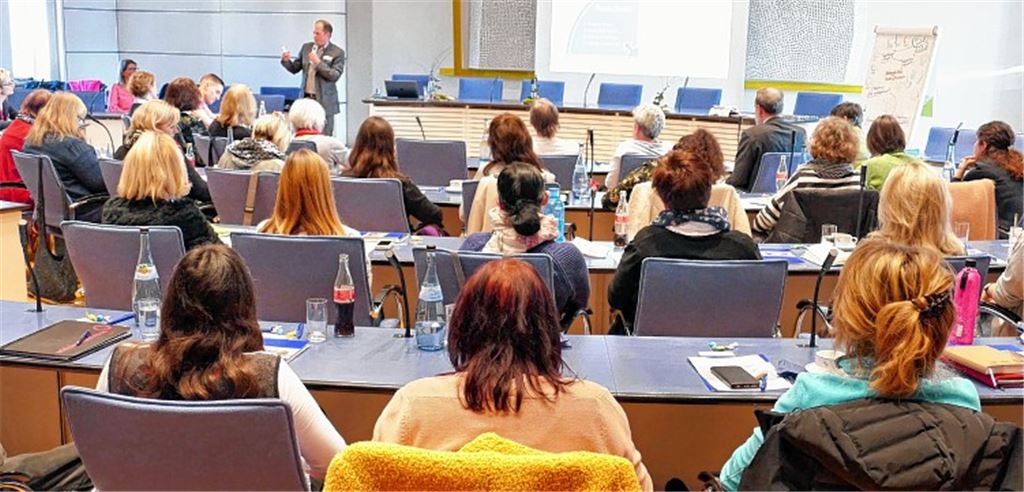 Gut besucht: Die Teilnehmer des Treffens im Landratsamt lauschen dem Referenten.Roth