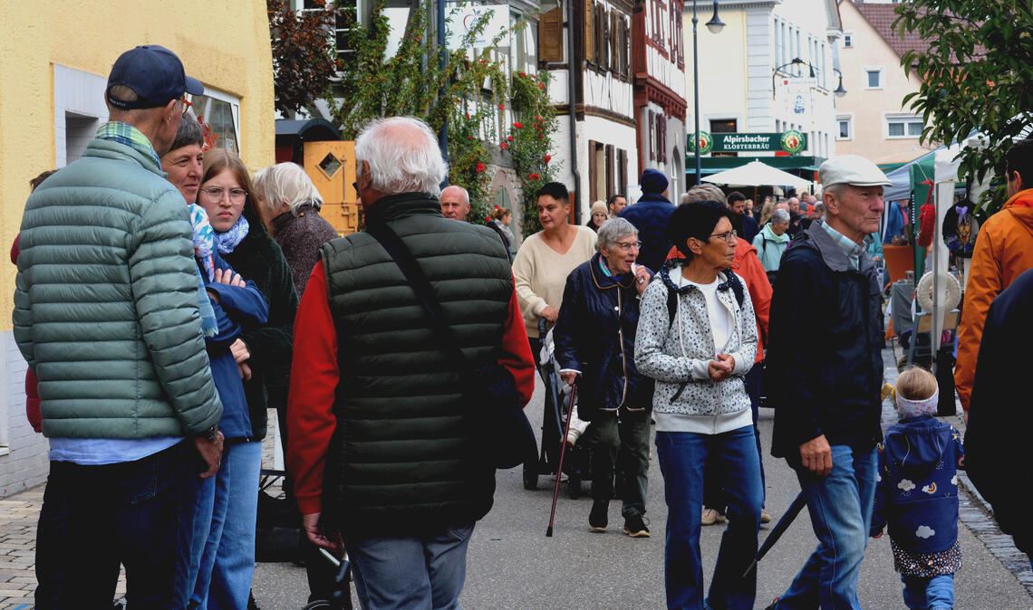 Gut besucht: Zahlreiche Besucher schlendern beim 24. Dürrmenzer Herbstmarkt am Sonntag durch die Straßen des Ortskerns.Fotos: Stahlfeld