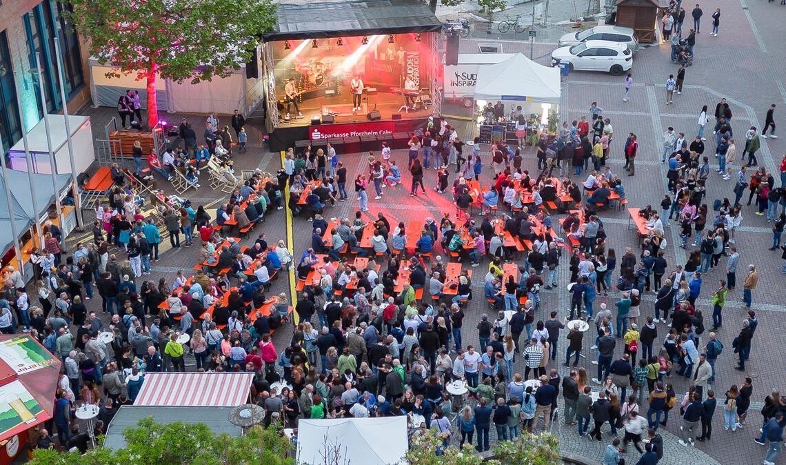 „Mühlacker Frühling“ lockt mit Sommerlaune Gut besucht, aber nicht ganz so überfüllt wie in vergangenen Jahren ist der Kelterplatz bei den Livekonzerten am Samstagabend. Foto: Fotomoment