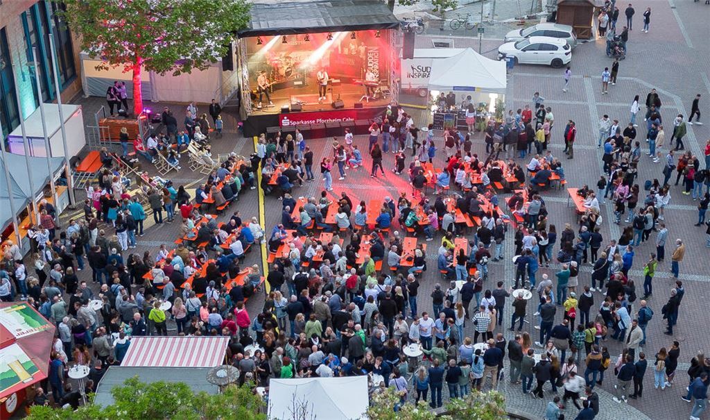 Gut besucht, aber nicht ganz so überfüllt wie in vergangenen Jahren ist der Kelterplatz bei den Livekonzerten am Samstagabend. Foto: Fotomoment