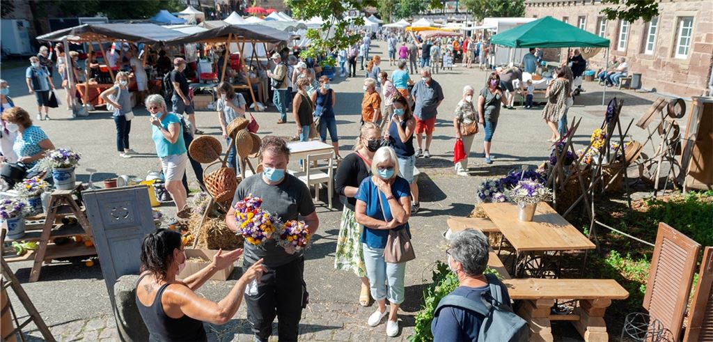 Gut besucht, aber nie zu voll ist es auf dem 13. Ernte- und Kräutermarkt im Klosterhof Maulbronn am Samstag.Fotos: Fotomoment