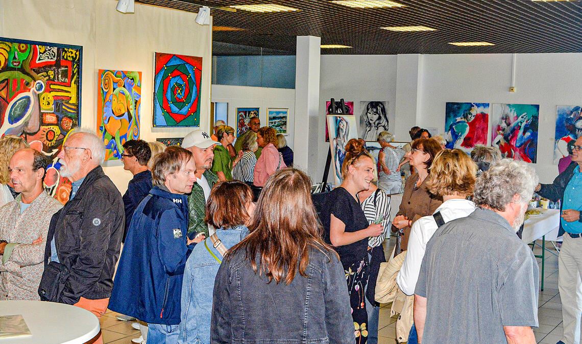 Gut besucht: die Vernissage von „Multiart“ in der Enzstraße 17 in Mühlacker. Fotos: Stahlfeld