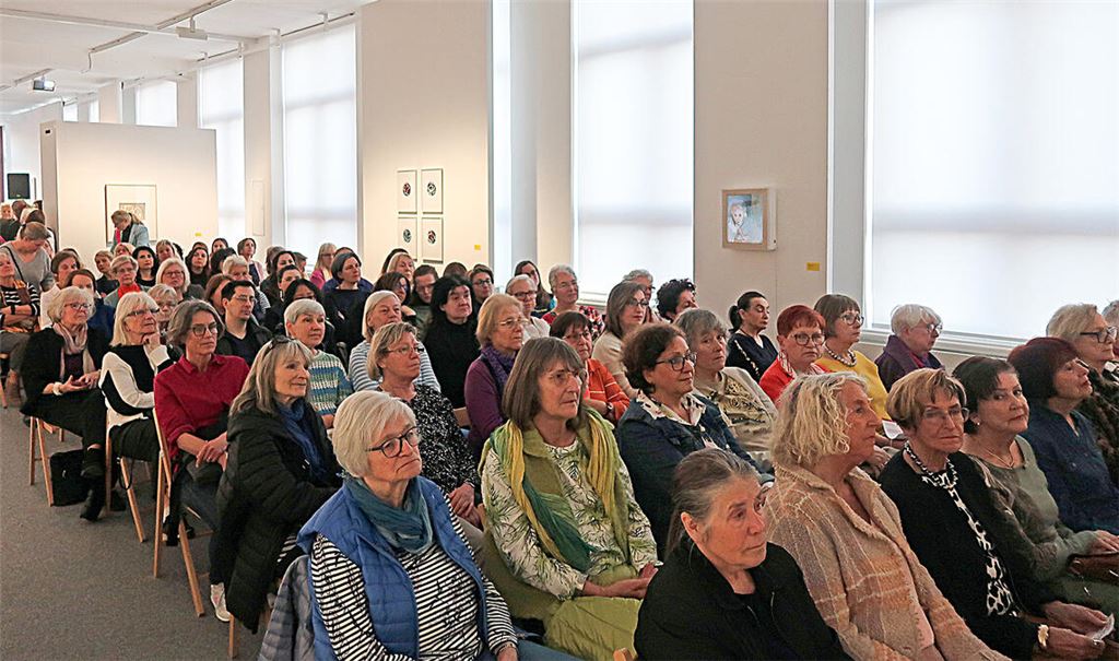 Gut besucht ist die Veranstaltung zum Internationalen Frauentag in der Pforzheim Galerie. Foto; Warzecha